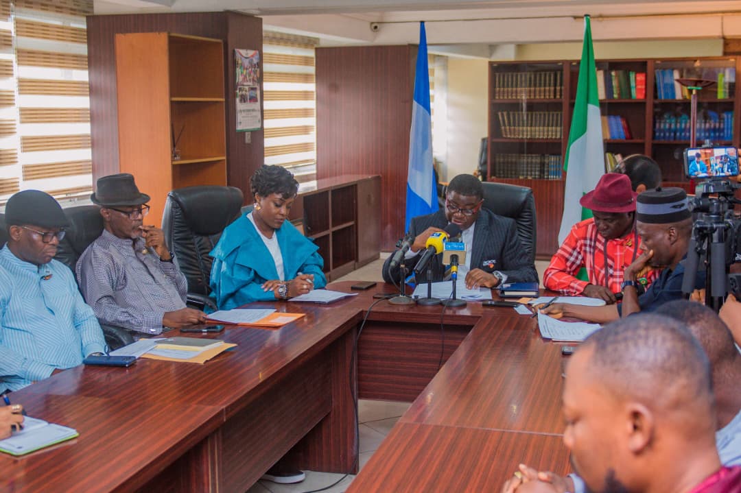  Members of the planning committee briefing newsmen