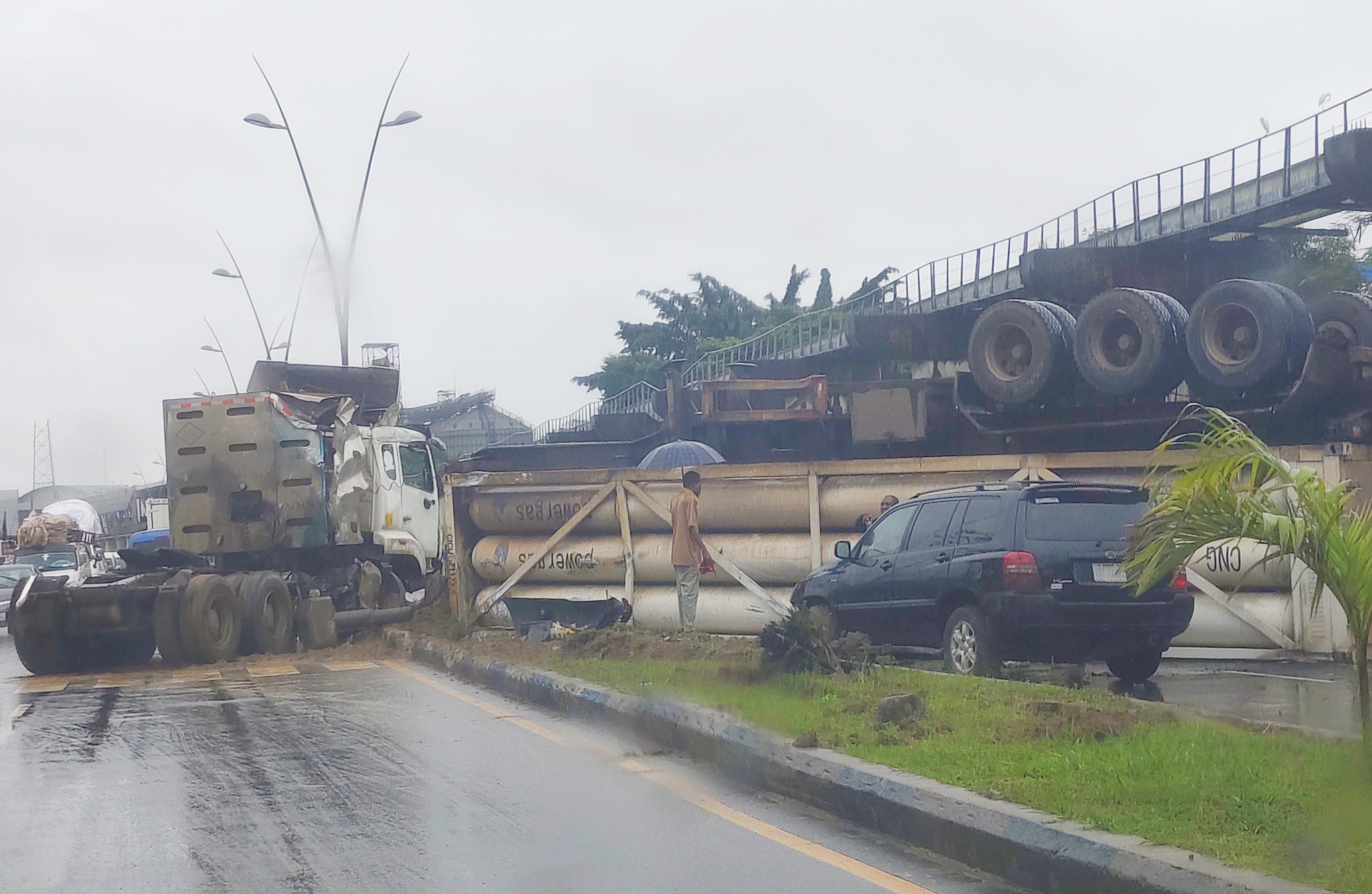 Truck Falls on Azikiwe Road, Disrupts Traffic in Port Harcourt